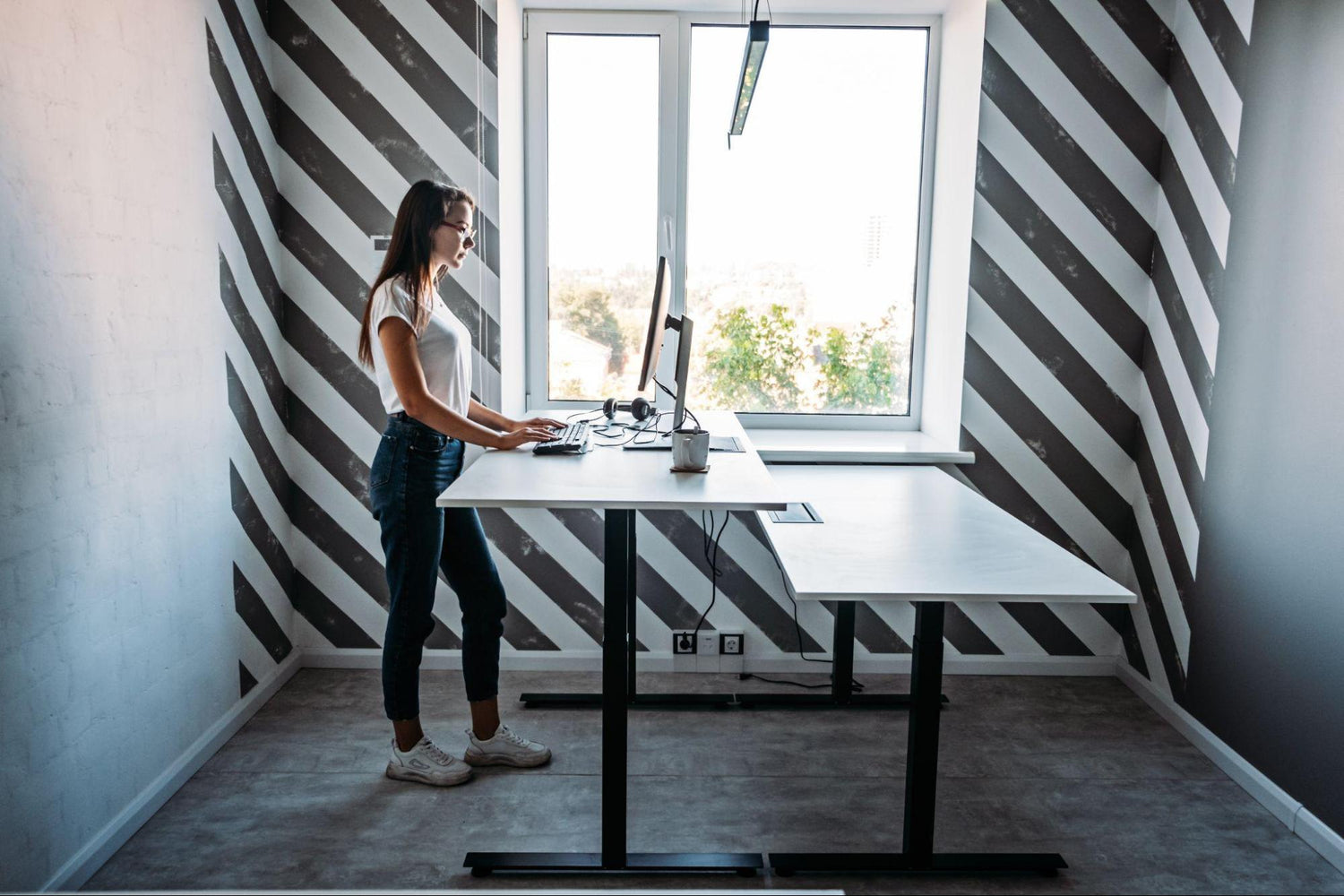 All-There-is-to-Know-About-Adjustable-Electric-Standing-Desks Ergoworks
