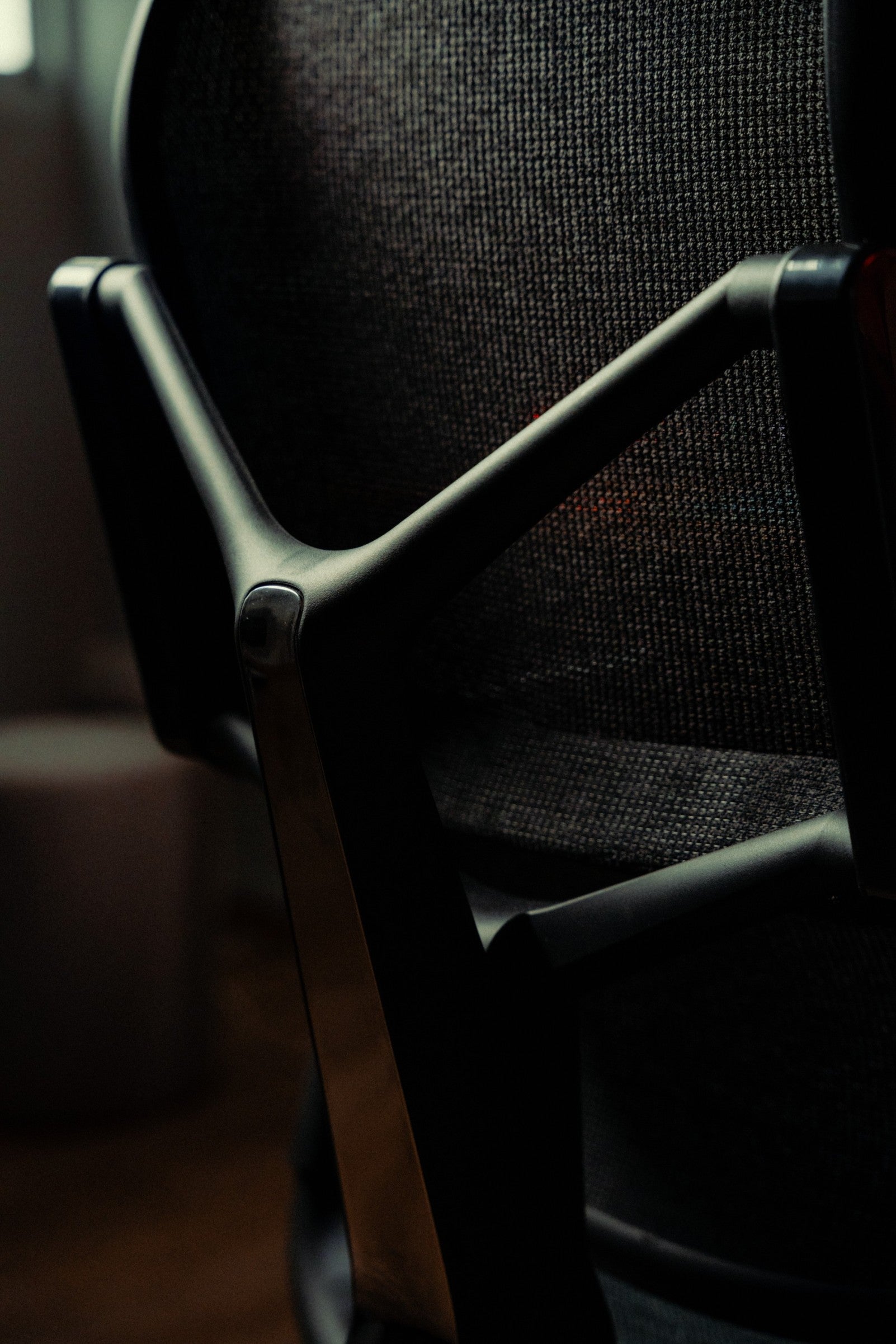 Falcon Chair [Free Footrest Worth $150]